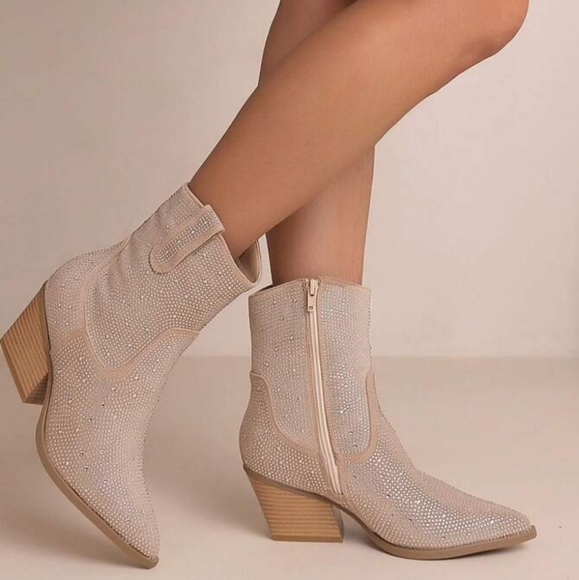 None Shoes - Elegant Beige Ankle Boots